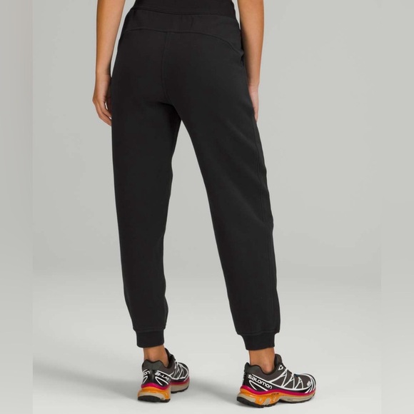 Lululemon Scuba Relaxed High-Rise Jogger
Black Size 4 - Picture 3 of 13